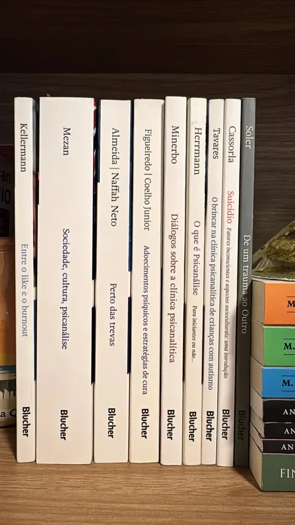 Lombadas de livros de psicanálise na estante